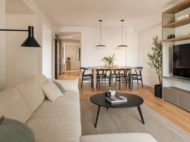 Salón comedor minimalista en tonos cálidos