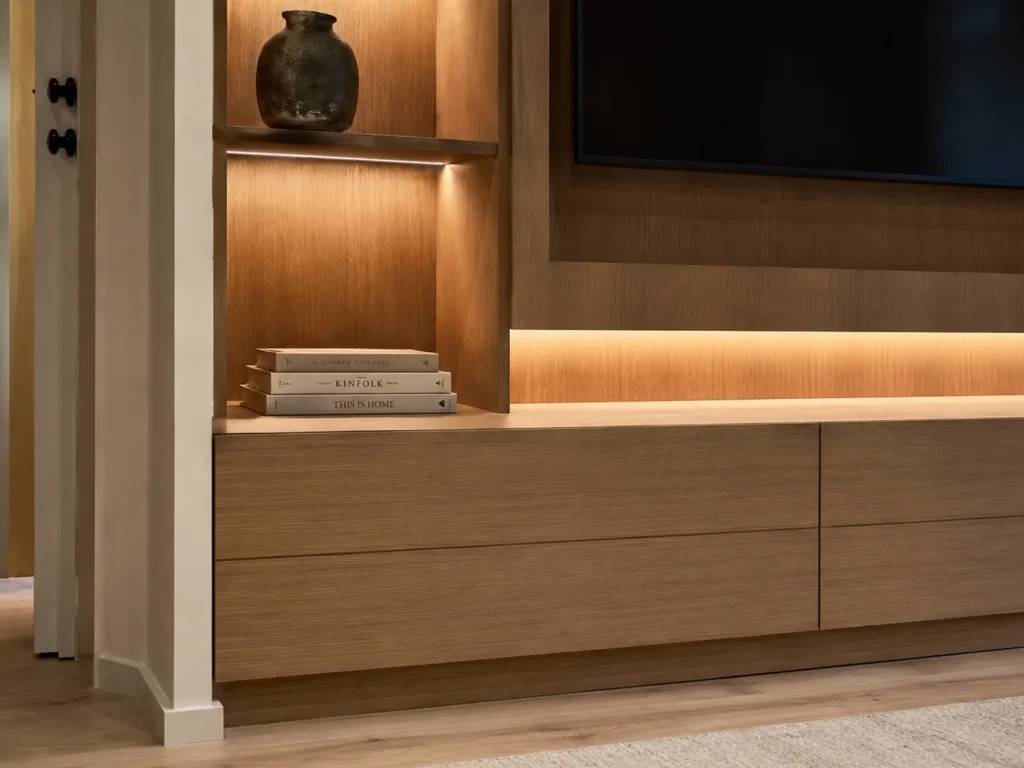 Salón minimalista con luz cálida y madera