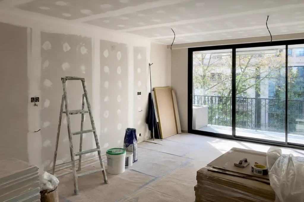 Habitación moderna en renovación
